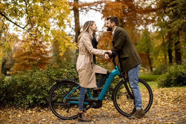 Красивая Молодая Пара Осеннем Парке Электрическим Велосипедом — стоковое фото