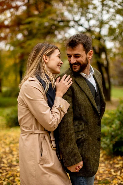 Bonito Jovem Casal Parque Outono — Fotografia de Stock