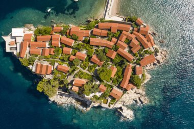 Karadağ 'daki Sveti Stefan adasında hava manzarası