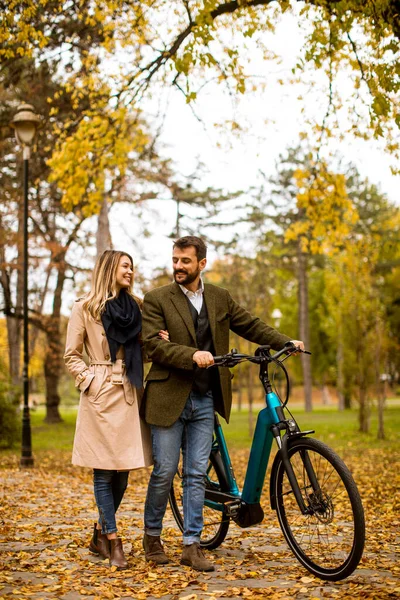 Schönes Junges Paar Herbstpark Mit Elektrofahrrad — Stockfoto