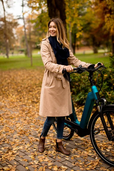 Bella Giovane Donna Con Bicicletta Elettrica Parco Autunnale — Foto Stock