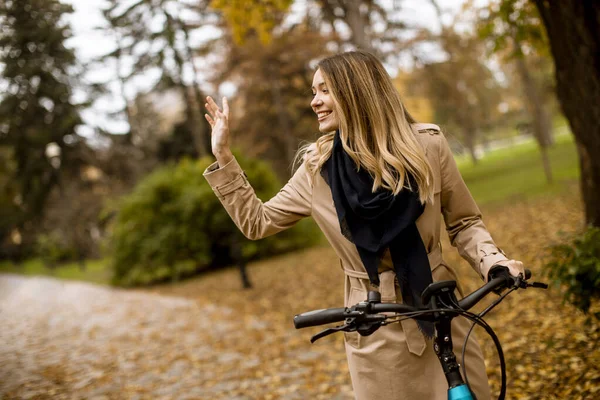 Söt Ung Kvinna Med Elektrisk Cykel Höstpark — Stockfoto
