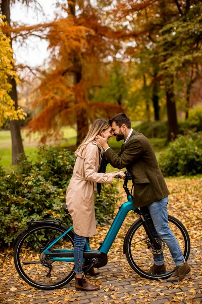 Bonito Jovem Casal Parque Outono Com Bicicleta Elétrica — Fotografia de Stock