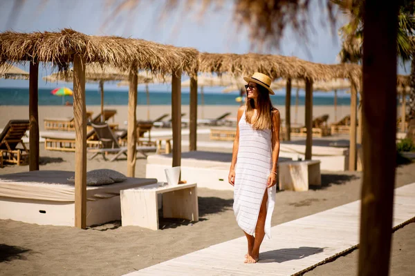 Mujer Joven Bonita Caminando Una Playa Verano — Foto de Stock
