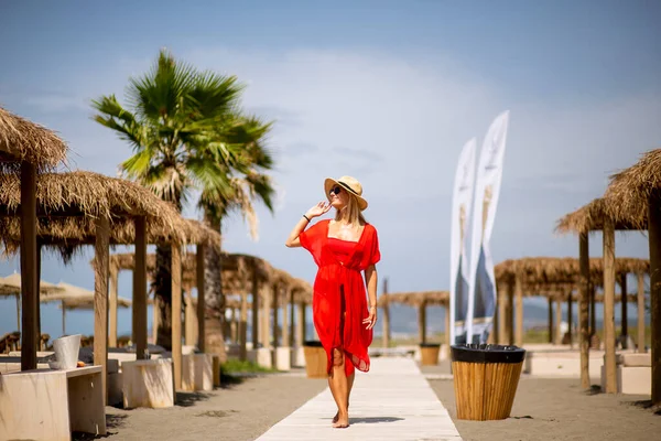 Mujer Bastante Joven Vestido Rojo Caminando Una Playa Verano — Foto de Stock