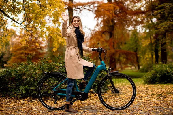 Bella Giovane Donna Con Bicicletta Elettrica Parco Autunnale — Foto Stock