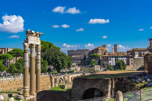 イタリア ローマのローマ フォーラムで見る — ストック写真