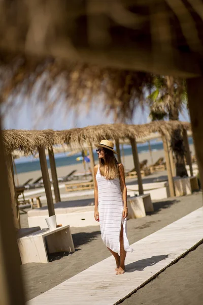 Pretty Young Woman Walking Beach Summer — Stock Photo, Image