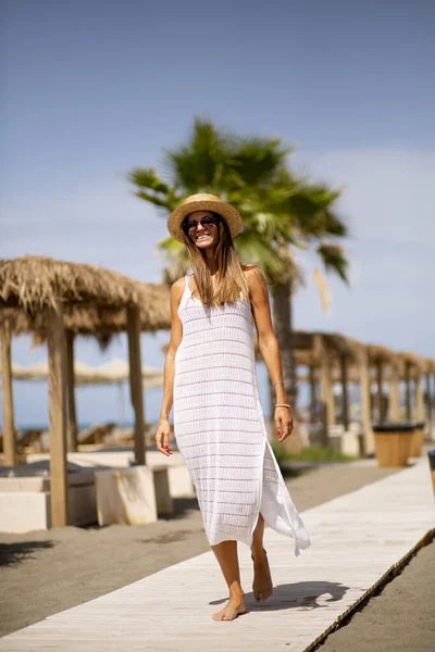 Mooie Jonge Vrouw Wandelen Een Strand Zomer — Stockfoto