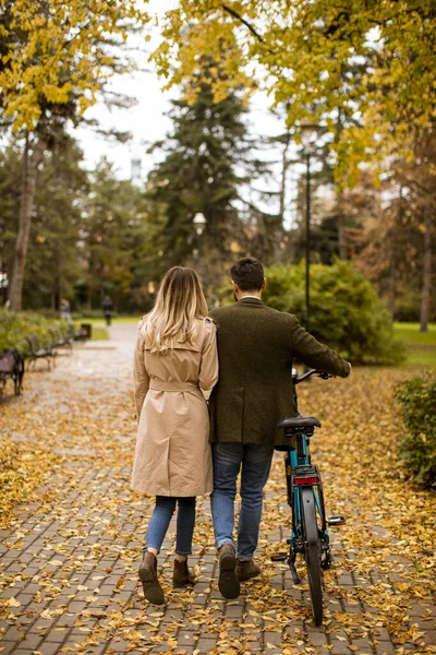 Visão Traseira Belo Casal Jovem Parque Outono Com Bicicleta Elétrica — Fotografia de Stock