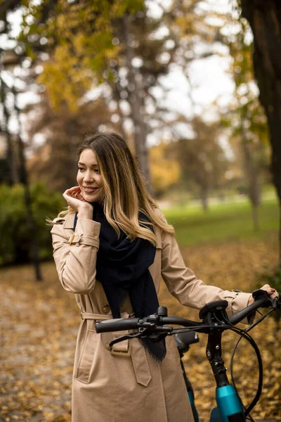 Mulher Bonita Com Bicicleta Elétrica Parque Outono — Fotografia de Stock