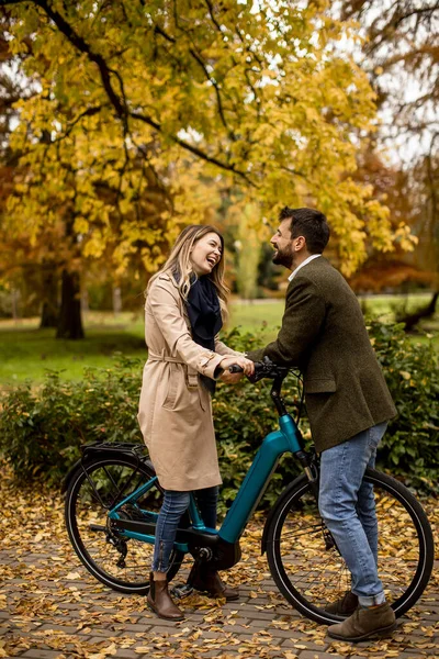 Schönes Junges Paar Herbstpark Mit Elektrofahrrad — Stockfoto