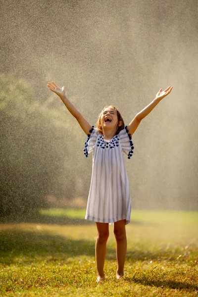 Menina Bonito Divertindo Com Água Sob Irrigação Aspersor — Fotografia de Stock