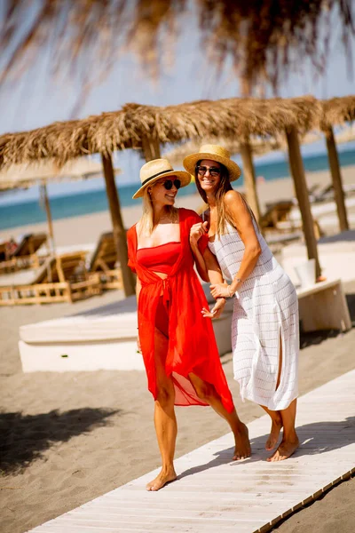 Δύο Όμορφες Νεαρές Γυναίκες Περπατούν Στην Παραλία Καλοκαίρι — Φωτογραφία Αρχείου