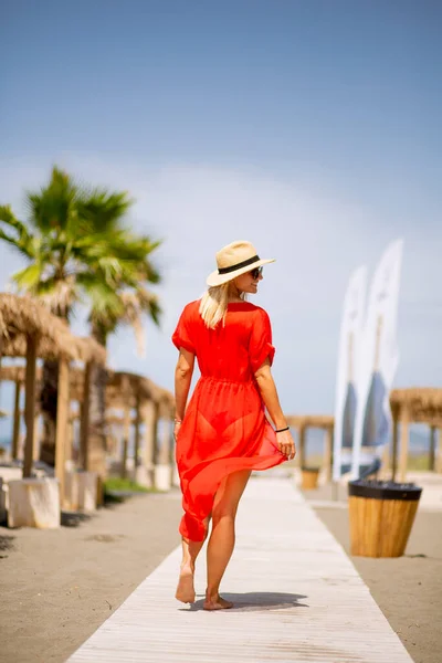 Söt Ung Kvinna Röd Klänning Promenader Strand Sommaren — Stockfoto