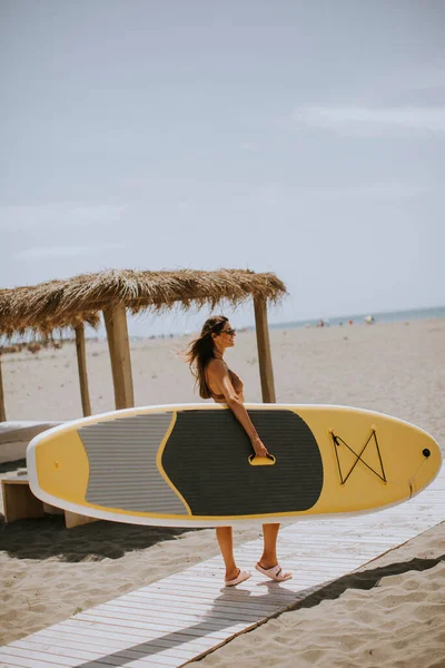 Jovens Mulheres Bonitas Com Prancha Remo Praia Dia Verão — Fotografia de Stock