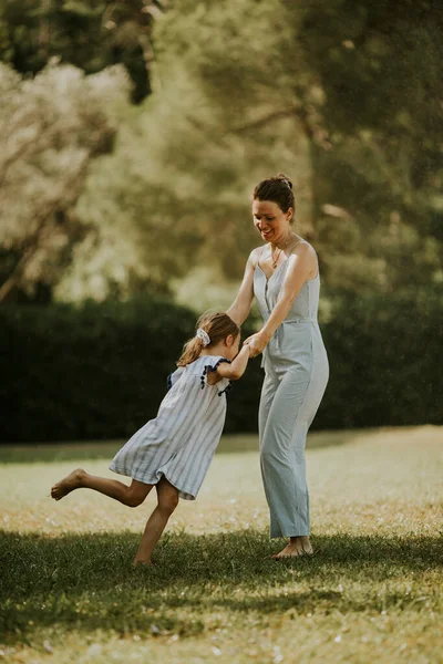 Schattig Klein Meisje Het Hebben Van Plezier Een Grasmet Haar — Stockfoto