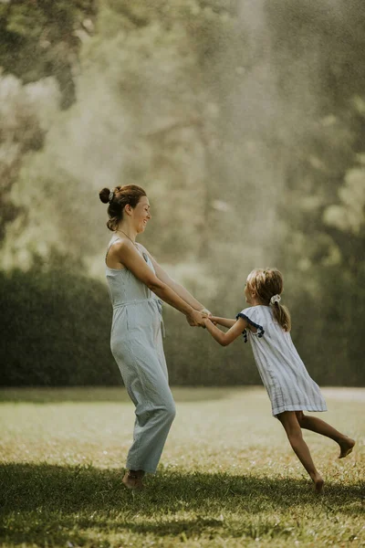 Sevimli Küçük Kız Annesiyle Otlakta Eğleniyor — Stok fotoğraf
