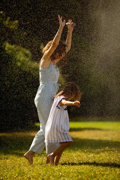 Petite Fille Mignonne Amuser Avec Eau Sous Arroseur Irrigation Avec — Photo