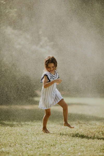 Nettes Kleines Mädchen Hat Spaß Mit Wasser Unter Der Beregnungsanlage — Stockfoto
