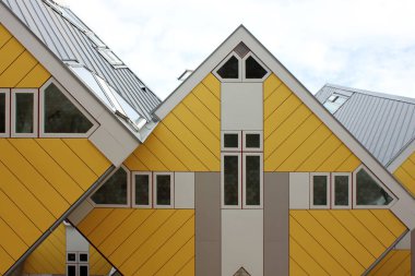 ROTTERDAM, NETHERLANDS - 25 Temmuz 2021: Rotterdam, Hollanda 'daki Küp Evler. Hollandalı mimar Piet Blom tarafından tasarlanmış ve 1977 yılında açılmıştır..