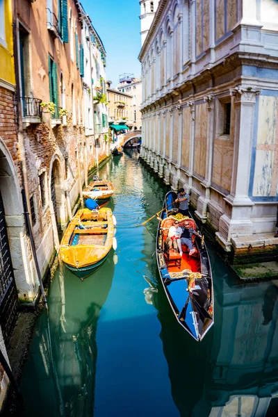 Venedik Talya Ekim 2019 Tanımlanamayan Insanlar Geleneksel Venedik Gondoluna Biniyor — Stok fotoğraf