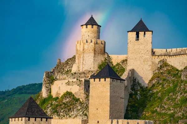 在塞尔维亚中世纪的Golubac要塞 背后有彩虹 — 图库照片