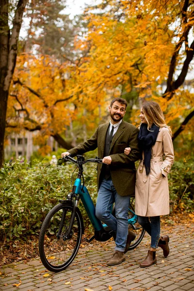 Schönes Junges Paar Herbstpark Mit Elektrofahrrad — Stockfoto