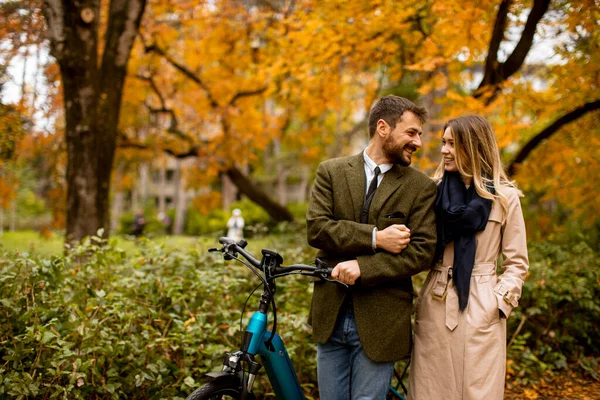 Schönes Junges Paar Herbstpark Mit Elektrofahrrad — Stockfoto