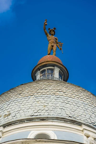 位于塞尔维亚诺维萨德一座大楼屋顶上的水星雕像 这座镀金青铜雕像是雕塑家乔尔杰 约万诺维奇于1921年制作的 — 图库照片