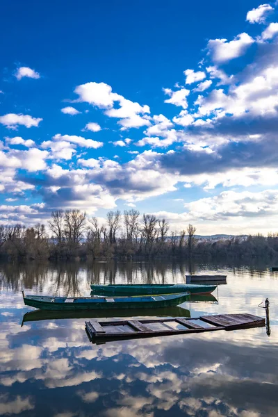 Pequeños Barcos Madera Tranquilo Lago — Foto de Stock