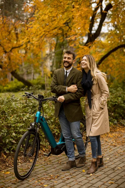 Красивая Молодая Пара Осеннем Парке Электрическим Велосипедом — стоковое фото