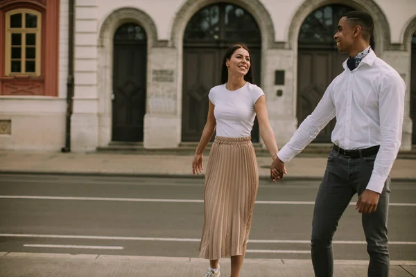 Tampan Muda Multietnis Pasangan Berjalan Jalan — Stok Foto