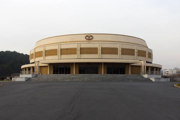 朝鲜平壤体育街的举重大厅 大厅建于1988年 有2000个座位 — 图库照片