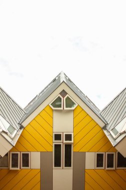 ROTTERDAM, NETHERLANDS - 25 Temmuz 2021: Rotterdam, Hollanda 'daki Küp Evler. Hollandalı mimar Piet Blom tarafından tasarlanmış ve 1977 yılında açılmıştır..