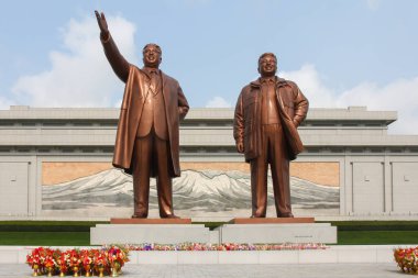 Kuzey Kore, Pyongyang 'daki Mansu Tepesi' ndeki Büyük Anıt. Bu 22 metre yüksekliğindeki anıt 1972 yılında açıldı..