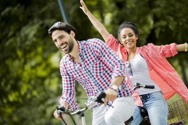 Paar rijden op fiets — Stockfoto