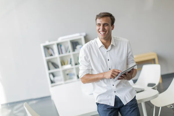 Man met tablet op kantoor — Stockfoto