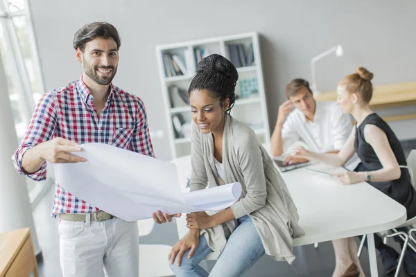 Mensen op kantoor — Stockfoto