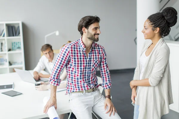 Menschen im Büro — Stockfoto