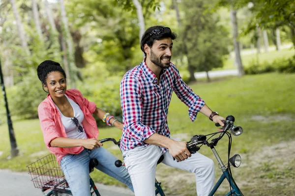 Couple riding on bicycle — Stock Photo, Image