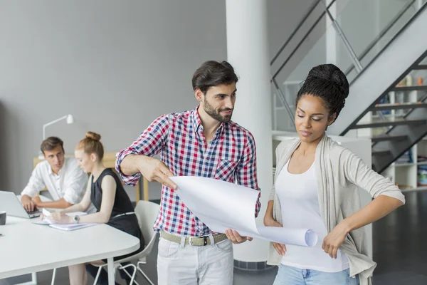 Menschen im Büro — Stockfoto