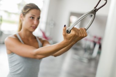 Spor salonunda çalışan genç bir kadın.