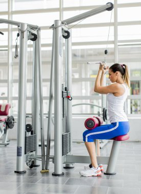 Spor salonunda çalışan genç bir kadın.