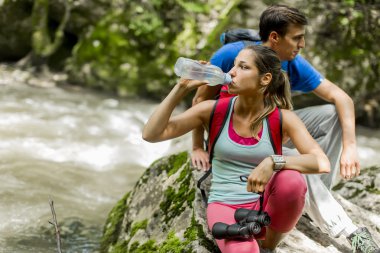 Ormanda yürüyüş yapan genç bir kadın.