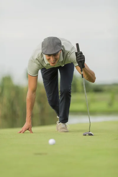 Giovane uomo che gioca a golf — Foto Stock