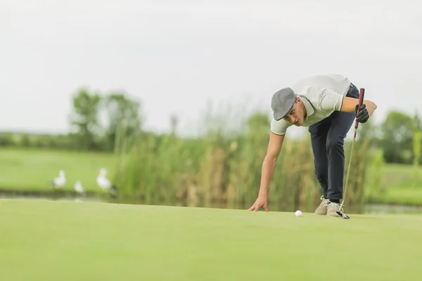 Jonge man golfen — Stockfoto