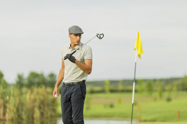 Giovane uomo che gioca a golf — Foto Stock