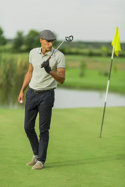 Junger Mann beim Golfspielen — Stockfoto