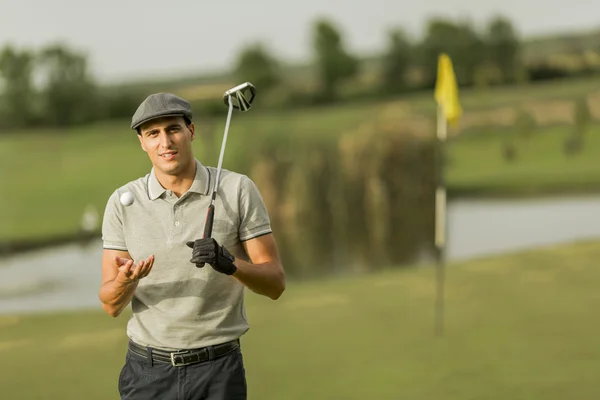 Giovane uomo che gioca a golf — Foto Stock